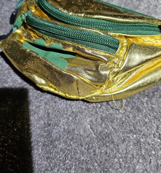 NWOT Tipsy elves lucky fanny pack with 6 drink holders - Picture 5 of 5